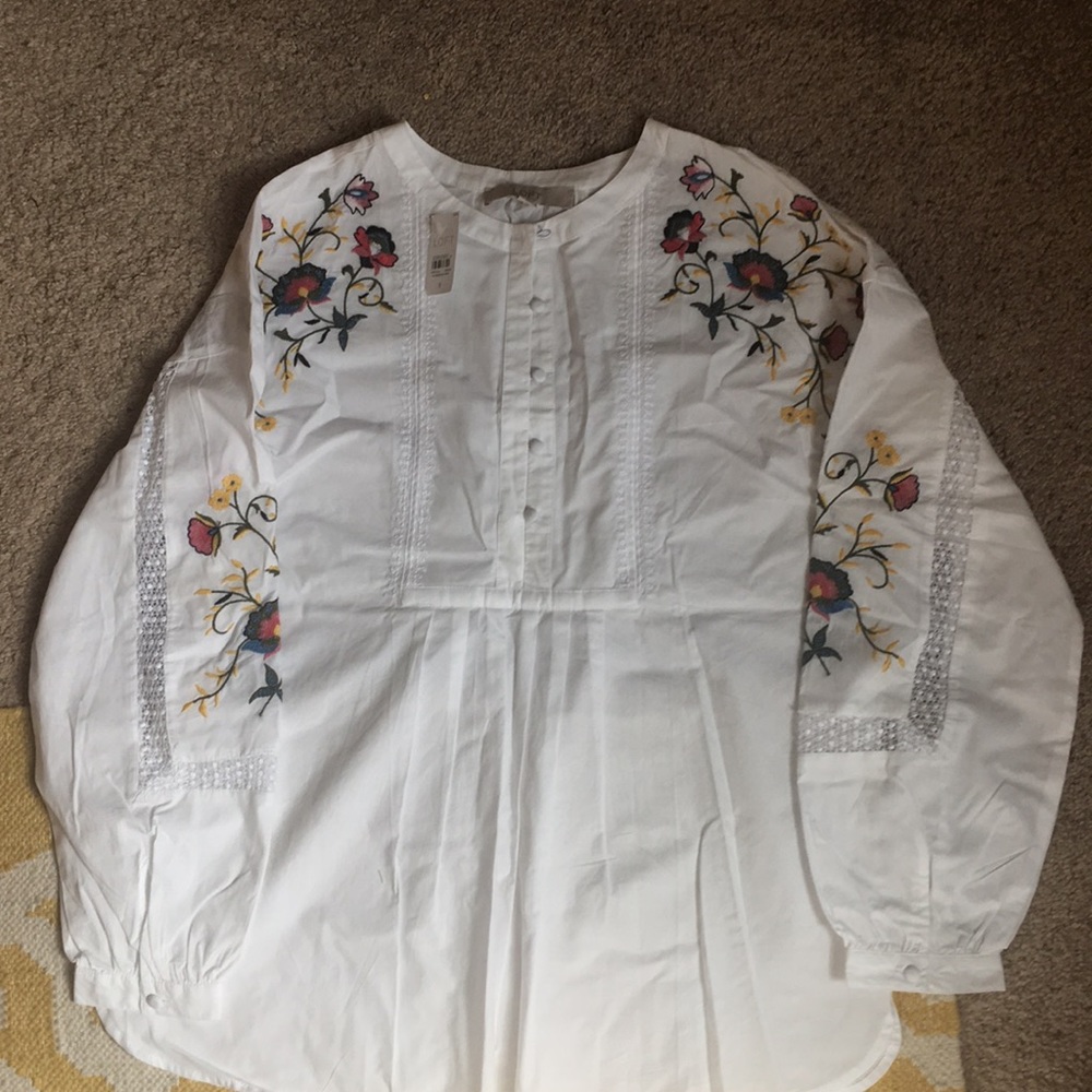Ann Taylor Loft floral embroidered top. Size S NWT